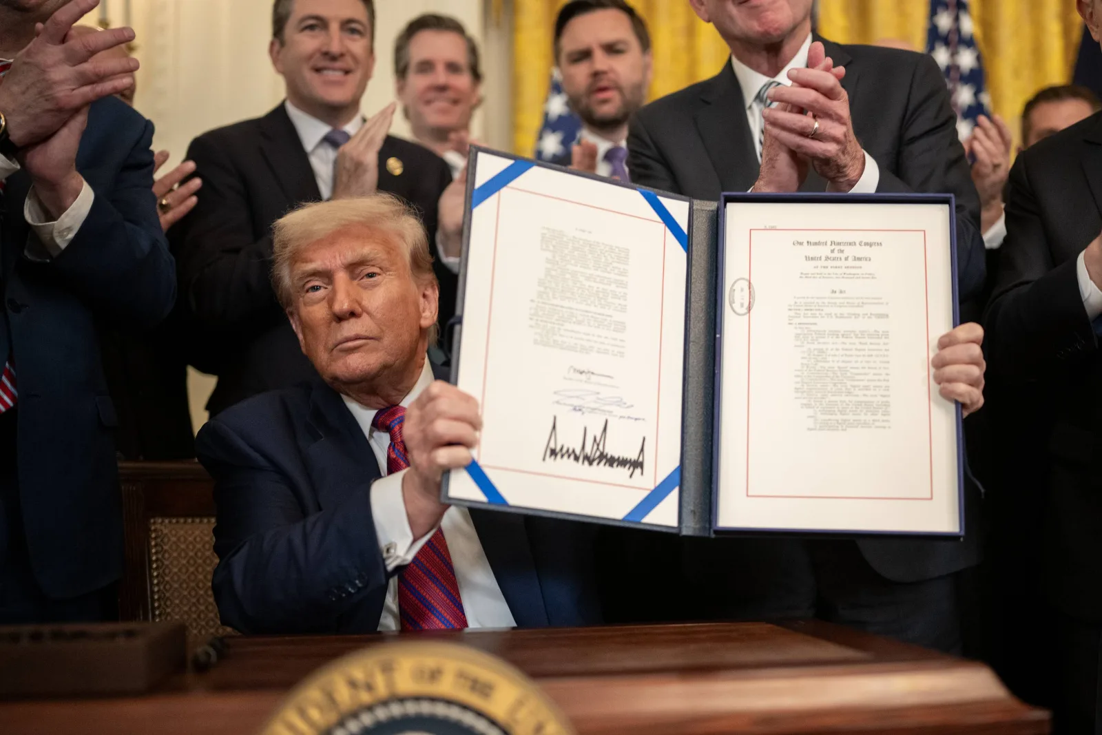 Tổng thống Trump ký thông qua đạo luật GENIUS Act